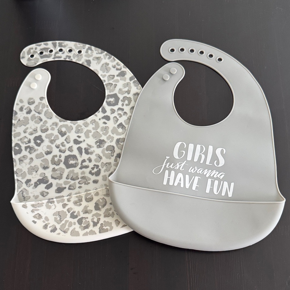 NICOLE MILLER NEW YPRK - Gray and Leopard Print Silicone Bib Set
